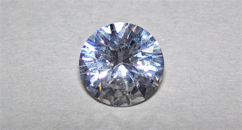  Yttrium Aluminum Garnet - Ánh Sáng Lấp Lánh Cho Công Nghệ Laser và Ứng Dụng Quang Học!